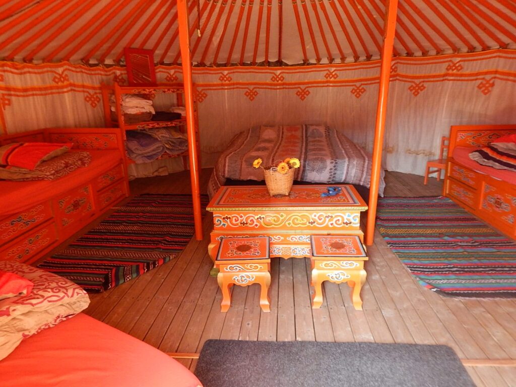 Nos hébergements en Ardèche (07) - Le centre équestre le Vergier vous propose de vous héberger dans de Véritable yourte Mongole...
