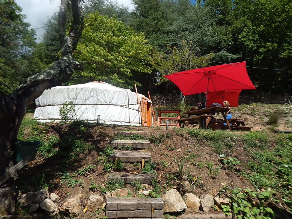 Nos hébergements en Ardèche (07) - Le centre équestre le Vergier vous propose de vous héberger dans de Véritable yourte Mongole...